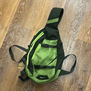Patagonia 8L atom sling (3point adjustable straps) green GUC removable waistband